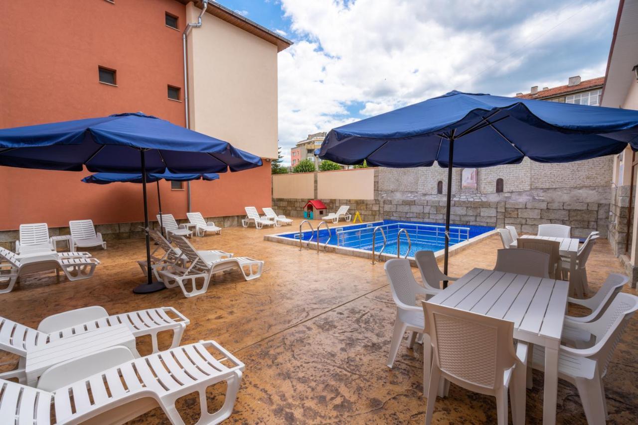 Family Hotel Preslav Exterior photo